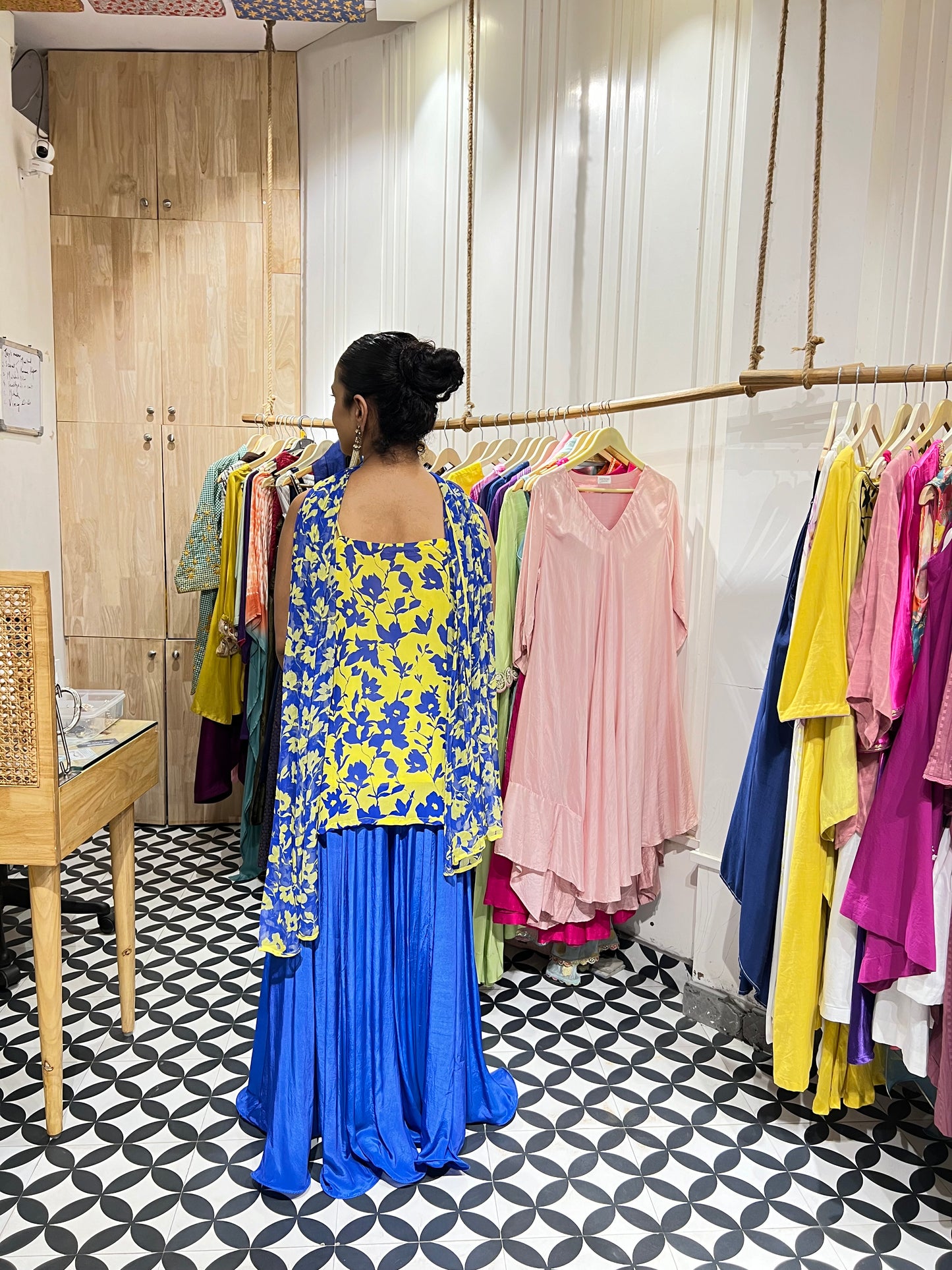 THE PARINAAZ suit set