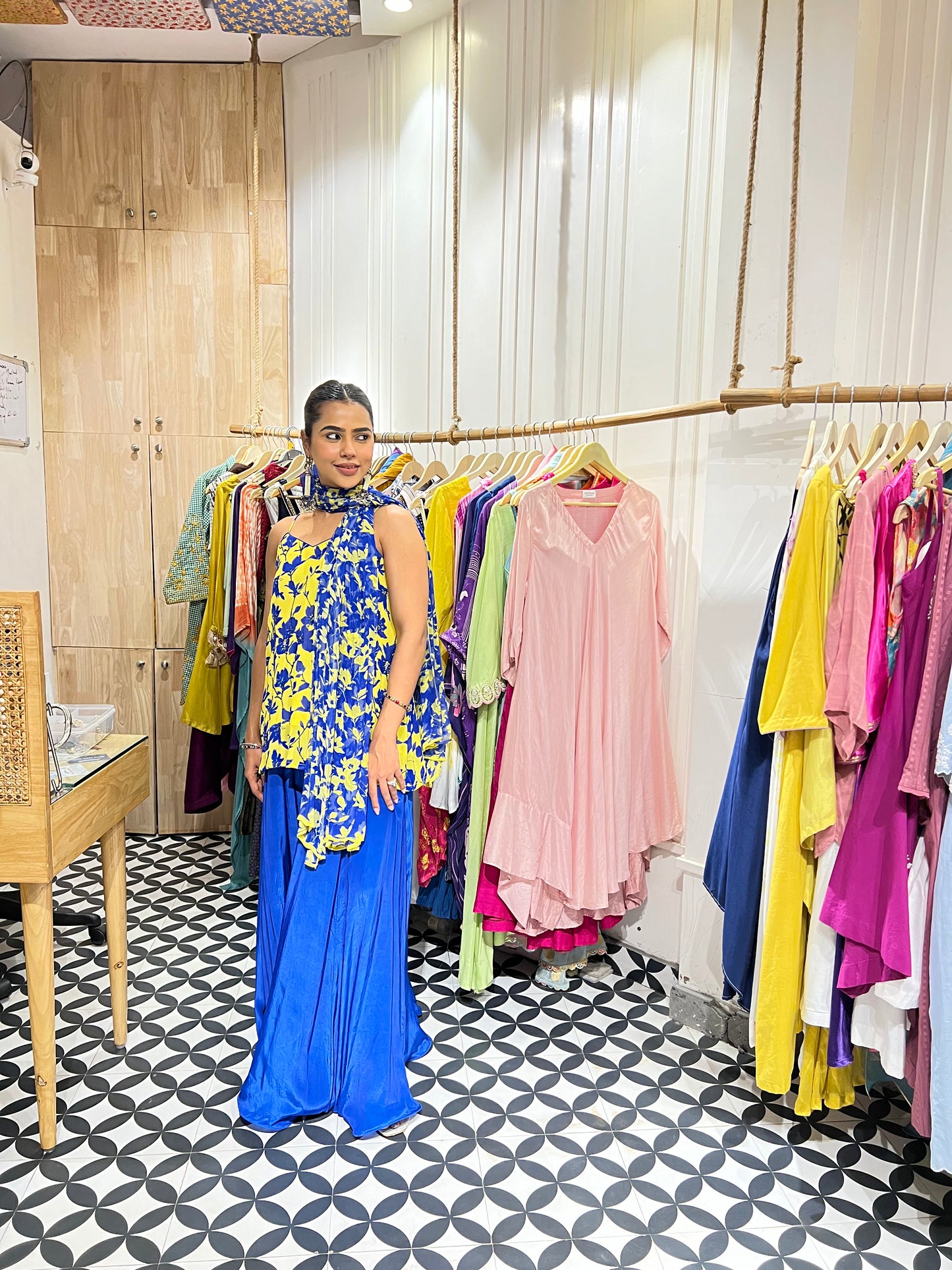 THE PARINAAZ suit set