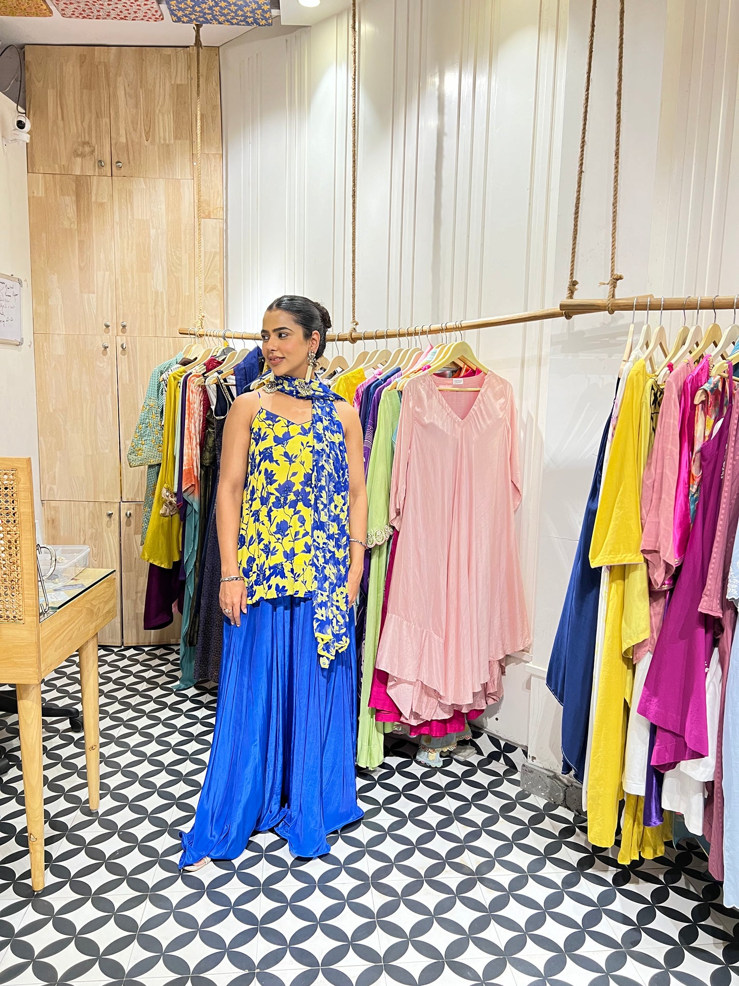 THE PARINAAZ suit set