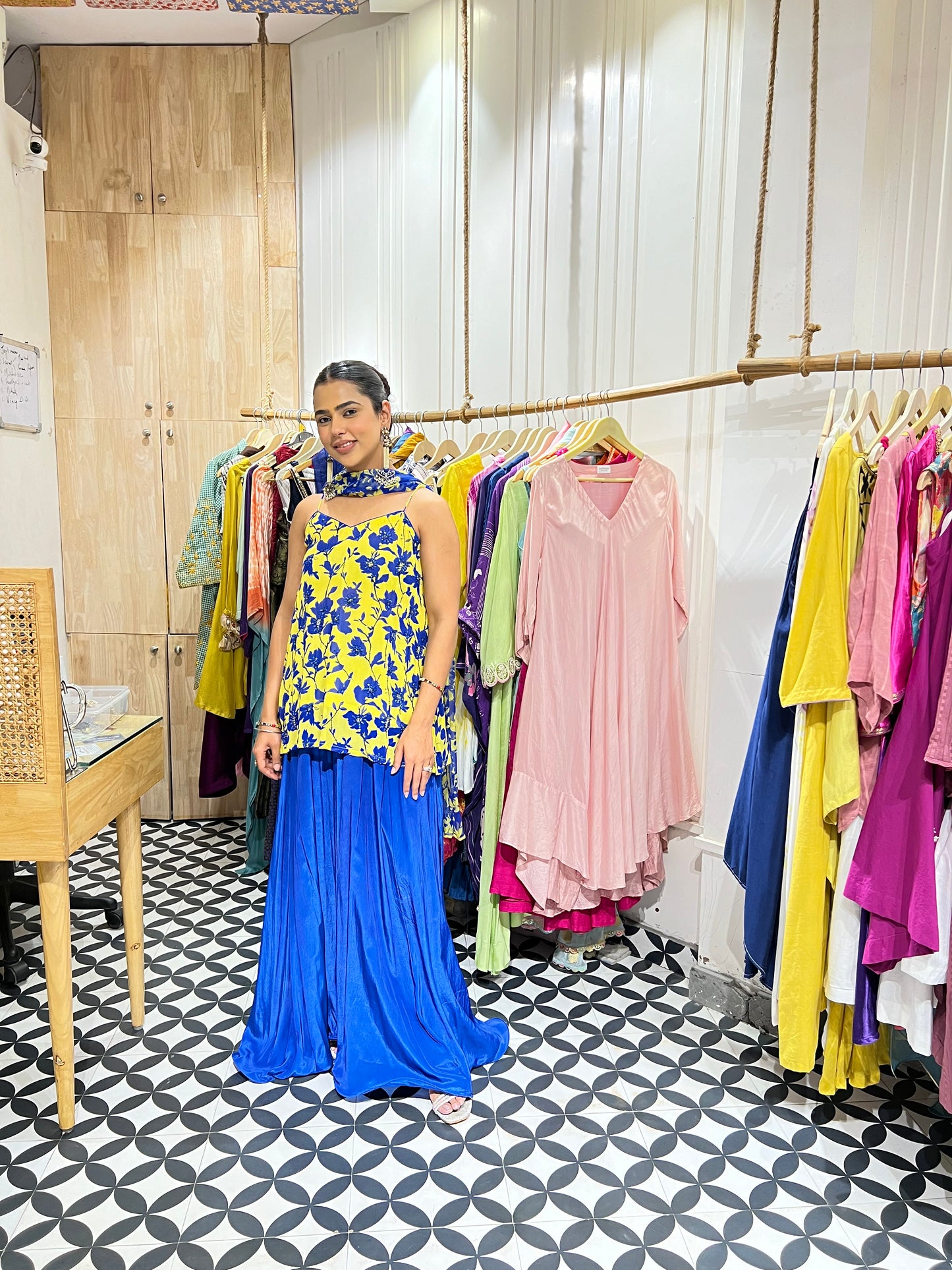 THE PARINAAZ suit set