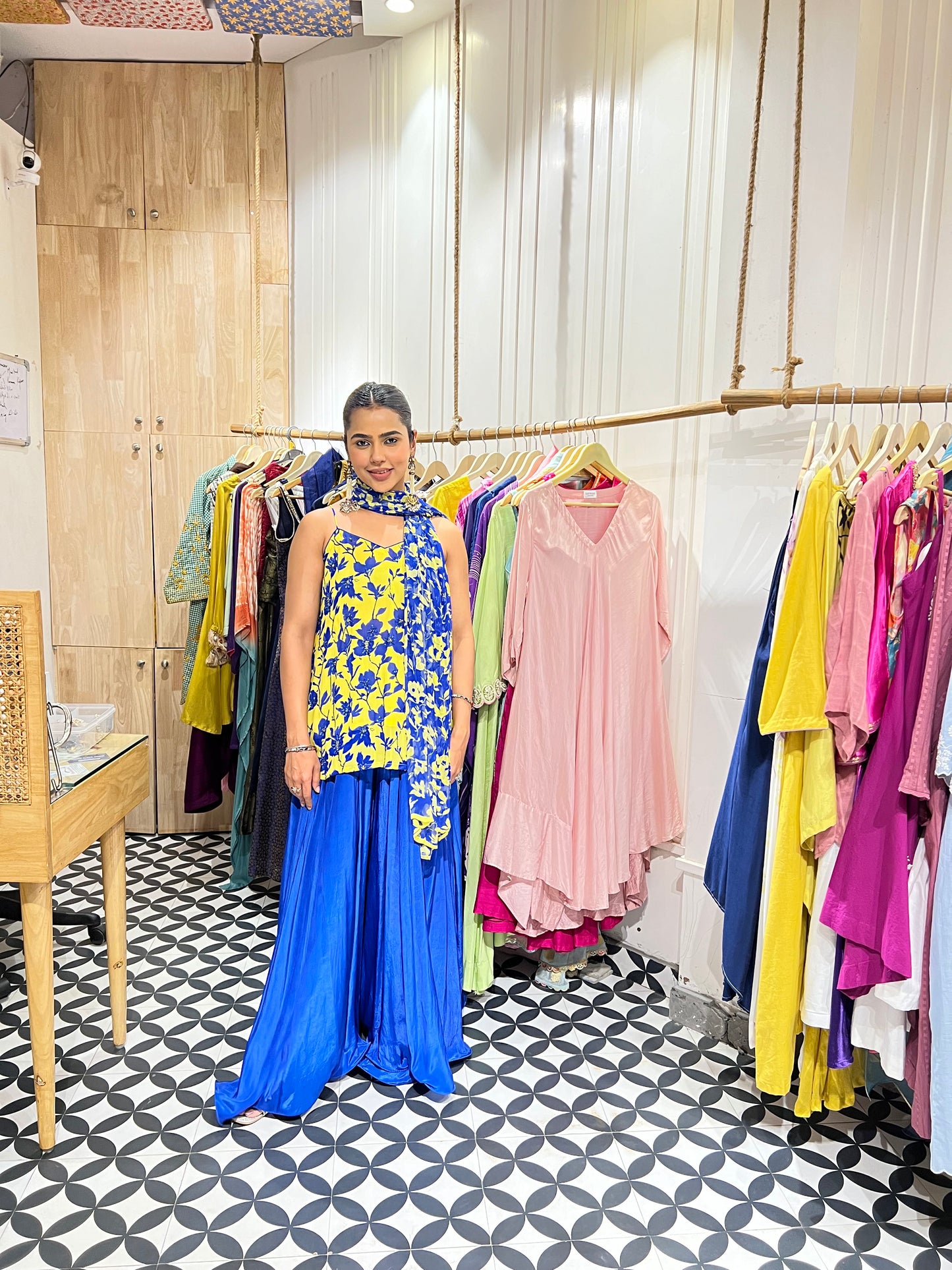 THE PARINAAZ suit set